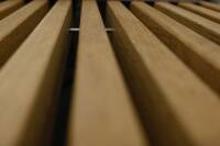 Die Holzbank von raumgestalt - Sitzbank aus Eichenlamellen schwarz gebeizt 140 cm